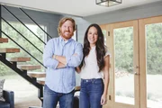 Ein schickes, modernes H&auml;uschen in der Natur: Chip (l.) und Joanna (r.) m&ouml;chten dem Sohn ihres Metallexperten Jimmy Don das erste eigenes Heim bescheren ...