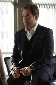 Was veranlasst die Staatsanwaltschaft wirklich, gegen John Philips zu prozessieren? Um dieser Frage auf den Grund zu gehen, schreckt Bull (Michael Weatherly) nicht einmal davor zur&uuml;ck, Cable den Privatserver des Staatsanwalts hacken zu lassen ...