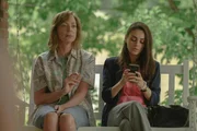 Sue Buttons (Allison Janney, l.); Nancy (Mila Kunis, r.)