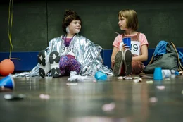 Cheyenne Wawrceck (Yola Streese, l.); Lotta Petermann (Meggy Hussong, r.)