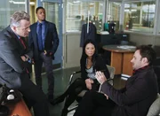 Gemeinsam ermitteln sie in einem neuen Mordfall: Sherlock Holmes (Jonny Lee Miller, r.), Joan Watson (Lucy Liu, 2.v.r.), Tobias Gregson (Aidan Quinn, l.) und Marcus Bell (Jon Michael Hill, 2.v.l.) ...