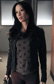 Ist positiv von Sherlock &uuml;berrascht, als dieser ihre Familie kennenlernt: Joan Watson (Lucy Liu) ...