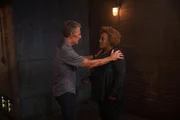 Special Agent Dwayne Pride (Scott Bakula, l.); Dr. Loretta Wade (CCH Pounder, r.)