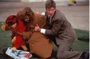 Mit seiner Frau Cathy (Anne Archer, M.) und der kleinen Tochter Sally (Thora Birch, l.) h&auml;lt sich Jack Ryan (Harrison Ford, r.), ein ehemaliger CIA-Agent, einige Tage in London auf. Da geraten sie auf der Stra&szlig;e zuf&auml;llig in einen Terroranschlag ...