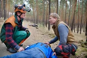 Motorradunfall im Spreewald: Forstarbeiter Michael Kolb (David Bredin, l.) und Detlef Rotkreutz (Oli Bigalke, r.) finden an der Unfallstelle Philip Dünnbier (Hendrik Heutmann, M.) Motorradunfall im Spreewald: Forstarbeiter Michael Kolb (David Bredin, l.) und Detlef Rotkreutz (Oli Bigalke, r.) finden an der Unfallstelle Philip Dünnbier (Hendrik Heutmann, M.)
