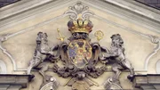 Da Wappen am Volkskundemuseum Gartenpalais Schönborn. Da Wappen am Volkskundemuseum Gartenpalais Schönborn.