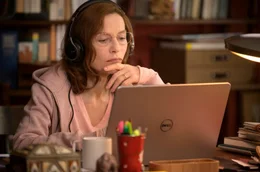 Patience Portefeux (Isabelle Huppert) arbeitet als Polizeidolmetscherin.