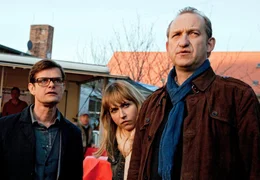 WDR Fernsehen DER MANN, DER ALLES KANN, Deutschland 2011, Regie Annette Ernst, am Sonntag (24.02.13) um 12:30 Uhr. Unterst&uuml;tzt von seinem Kollegen Ludger (Lars Rudolph, li.) gaukelt Robert (Peter Heinrich Brix) seinem Schwarm Rita (Anica Dobra) vor, er sei ein hohes Tier beim LKA.