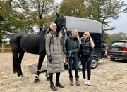 v.l.: Lisa R&ouml;ckener, Pferd Denver, Hannah und Marie.