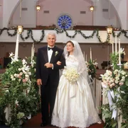 Zun&auml;chst kann der Vater der Braut (Steve Martin, l.) die Begeisterung seiner Tochter Annie (Kimberly Williams, r.) f&uuml;r den zuk&uuml;nftigen Schwiegersohn &uuml;berhaupt nicht nachvollziehen. Doch dann ist es ausgerechnet George, der einen ersten Krach der beiden Liebenden schlichtet ...