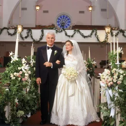 Zun&auml;chst kann der Vater der Braut (Steve Martin, l.) die Begeisterung seiner Tochter Annie (Kimberly Williams, r.) f&uuml;r den zuk&uuml;nftigen Schwiegersohn &uuml;berhaupt nicht nachvollziehen. Doch dann ist es ausgerechnet George, der einen ersten Krach der beiden Liebenden schlichtet ...