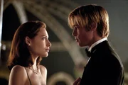 Joe Black (Brad Pitt, r.) ist attraktiv und klug, liebt Kekse und Erdnussbutter - und begehrt die sch&ouml;ne Tochter (Claire Forlani, l.) des Patriarchen William Parrish, die ihn liebt. Es k&ouml;nnte so sch&ouml;n sein, w&auml;re er nicht der Tod, der ihren Vater mitnehmen muss ...