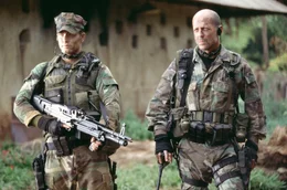 Pflichtgef&uuml;hl oder Mitgef&uuml;hl? Ein Routineauftrag wird f&uuml;r A. K. Waters (Bruce Willis, r.), Lieutenant einer acht Mann starken Navy-SEAL-Eliteeinheit (Cole Hauser, l.) , zur Gewissensprobe ...