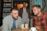 Trotz einer kleinen Ann&auml;herung ist Nihat (Timur &Uuml;lker, M.) noch immer schlecht auf Erik (Patrick Heinrich, l.) zu sprechen. Rechts Paul (Niklas Osterloh)