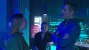 Isabelle (Ania Niedieck) st&ouml;&szlig;t Dragan (Florian Thunemann, r.) vor den Kopf; hinten Felix Gomez (Patrick Linke).