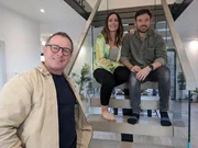 v.l.: Mark Millar, Shereen und Ryan in ihrer Luxusimmobilie in Schottland.