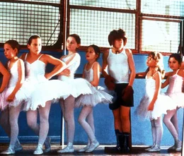 Der kleine Billy Elliot (Jamie Bell, 3.v.r.) hat nur einen Traum: er will Ballettt&auml;nzer werden. Diesen Plan muss er allerdings hinter dem R&uuml;cken seines Vaters und seines Bruders verwirklichen, denn diese w&uuml;rden ihn lieber in einer m&auml;nnerspezifischen Sportart, wie zum Beispiel dem Boxen, sehen ...