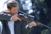 Joachim Lehmann (Tobias Hoesl) hat ein Gewehr im Anschlag und zielt auf Heinz und seine Tochter Pia...