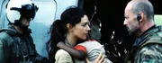 Weil Lena Kendricks (Monica Bellucci, M.) sich weigert, dass Dschungellazarett in Nigeria ohne ihre Sch&uuml;tzlinge zu verlassen, ger&auml;t Lieutenant Waters (Bruce Willis, r.) in einen schweren Gewissenskonflikt ...