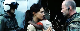 Weil Lena Kendricks (Monica Bellucci, M.) sich weigert, dass Dschungellazarett in Nigeria ohne ihre Sch&uuml;tzlinge zu verlassen, ger&auml;t Lieutenant Waters (Bruce Willis, r.) in einen schweren Gewissenskonflikt ...