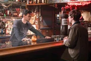 Bartender (Paul Belsito, l) und Dr. Shaun Murphy (Freddie Highmore) Bartender (Paul Belsito, l) und Dr. Shaun Murphy (Freddie Highmore)