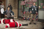 Jake Peralta (Andy Samberg, l.); Charles Boyle (Joe Lo Truglio, r.) Jake Peralta (Andy Samberg, l.); Charles Boyle (Joe Lo Truglio, r.)