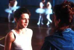Billy (Jamie Bell, l.) wei&szlig;, dass er ein gro&szlig;er und ber&uuml;hmter Ballettt&auml;nzer werden will und mit seinem Willen und seiner Leidenschaft f&uuml;rs Tanzen und der Unterst&uuml;tzung von Mrs. Wilkinson ((Julie Walters, r.) wird er es auch schaffen. Doch bis dahin liegt ein langer, steiniger Weg vor ihm ...