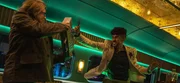 Der Wolf (Benito A Mart&iacute;nez Ocasio, r.) ist hinter Ladybug (Brad Pitt) her, der sich mit einen Kofler voller Geld wehrt.