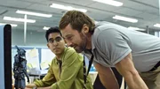 Deon (Dev Patel, li.) und Vincent Moore (Hugh Jackman, re.)