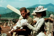 Die beiden mordlustigen L&ouml;wen, "Geist und Dunkelheit" von den Einheimischen getauft, bedroht auch das Leben ihres neugeborenen Kindes: John (Val Kilmer, l.) und Helena Patterson (Emily Mortimer, r.) ...