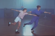 Billy (Jamie Bell, l.) wei&szlig;, dass er ein gro&szlig;er und ber&uuml;hmter Ballettt&auml;nzer werden will und mit seinem Willen und seiner Leidenschaft f&uuml;rs Tanzen und der Unterst&uuml;tzung von Mrs. Wilkinson ((Julie Walters, r.) wird er es auch schaffen. Doch bis dahin liegt ein langer, steiniger Weg vor ihm ...