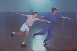 Billy (Jamie Bell, l.) wei&szlig;, dass er ein gro&szlig;er und ber&uuml;hmter Ballettt&auml;nzer werden will und mit seinem Willen und seiner Leidenschaft f&uuml;rs Tanzen und der Unterst&uuml;tzung von Mrs. Wilkinson ((Julie Walters, r.) wird er es auch schaffen. Doch bis dahin liegt ein langer, steiniger Weg vor ihm ...