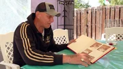 Elvis st&ouml;bert im Fotoalbum und zeigt uns Kinderfotos von ihm