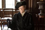 Die alte Lady Violet (Maggie Smith) hält nichts von neumodischen Erfindungen wie Elektrizität, Telefon und Automobil. Ihre coolen Sprüche sind die besten. Die alte Lady Violet (Maggie Smith) hält nichts von neumodischen Erfindungen wie Elektrizität, Telefon und Automobil. Ihre coolen Sprüche sind die besten.