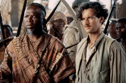 Mit gro&szlig;er Besorgnis beobachten Samuel (John Kani, l.) und sein Sekret&auml;r Angus Starling (Brian McCardie, r.) die Unruhe der Arbeiter ...