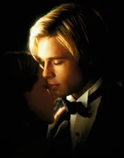 Als Joe Black (Brad Pitt, r.) sich nach der sch&ouml;nen Susan Parrish (Claire Forlani, l.), einer Zufallsbekanntschaft, umdreht, &uuml;bersieht er ein heranrasendes Auto. Tage sp&auml;ter begegnet Susan ihm wieder. Was sie nicht ahnt, ihr steht der Tod gegen&uuml;ber - in Gestalt von Joe Black.