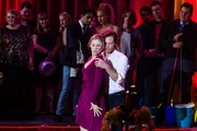 Das K&ouml;nigspaar muss tanzen: Stefan (Hendrik Duryn) und Karin (Jessica Ginkel) legen einen Wahnsinnstanz aufs Parkett und alle sind ger&uuml;hrt und beeindruckt.