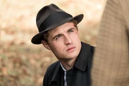 Charles Hayward (Max Irons)