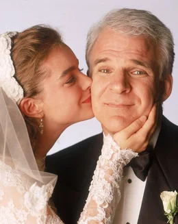 "Erst hat man die Hosen voll, dass sie mit den falschen Typen rumh&auml;ngt, und dann kommt die Zeit, wo man Angst hat, dass sie den richtigen trifft", jammert Papa George Banks (Steve Martin, r.). Nun ist es soweit: Sein kleines M&auml;dchen (Kimberly Williams, l.) verl&auml;sst das Nest ...