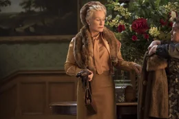 Patriarchin im "krummen Haus": Lady Edith de Haviland (Glenn Close), die Schwester der ersten Frau des Opfers.