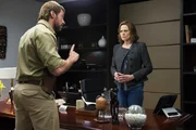 Vincent Moore (Hugh Jackman, l.); Michelle Bradley (Sigourney Weaver, r.)