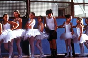 Der elfj&auml;hrige Billy Elliot (Jamie Bell, M.) w&auml;chst als Sohn eines Bergarbeiters in Nordengland auf. W&auml;hrend seiner w&ouml;chentlichen Boxstunde trifft er auf Mrs. Wilkinson's Ballettgruppe und entdeckt seine Liebe zum Tanz. Jedoch muss er dies vor seinem Vater und seinem Bruder geheim halten, denn in ihren Augen ist Ballett alles andere als ein Jungensport.