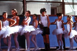 Der elfj&auml;hrige Billy Elliot (Jamie Bell, M.) w&auml;chst als Sohn eines Bergarbeiters in Nordengland auf. W&auml;hrend seiner w&ouml;chentlichen Boxstunde trifft er auf Mrs. Wilkinson's Ballettgruppe und entdeckt seine Liebe zum Tanz. Jedoch muss er dies vor seinem Vater und seinem Bruder geheim halten, denn in ihren Augen ist Ballett alles andere als ein Jungensport.