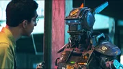 Deon Wilson (Dev Patel, li.) mit Chappie