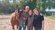 v.l.: Pferd Dakota, Peer Classen, Jenny Wild, Besitzerin Birgit