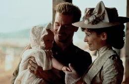 Ahnen noch nicht, dass das Leben ihres neugeborenen Kindes stark bedroht ist: John (Val Kilmer, l.) und Helena Patterson (Emily Mortimer, r.) ...