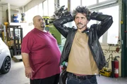Manuel (Daniel Sellier, r.) bef&uuml;rchtet verzweifelt, dass er Kai die OP nun doch nicht erm&ouml;glichen kann. Itchy (Hakan Orbeyi)