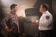 Jake Peralta (Andy Samberg, l.); Boone (Patton Oswalt, r.)
