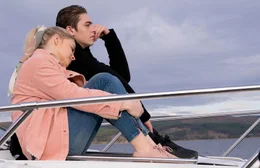Tessa (Josephine Langford, l.); Hardin (Hero Fiennes Tiffin, r.)