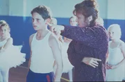 Als Billy (Jamie Bell, l.) - auf Dr&auml;ngen des Vaters - beim Boxunterricht ist, zieht in der benachbarten Turnhalle die Balletttruppe von Mrs. Wilkinson (Julie Walters, r.) ein, die ihn zum Mitmachen auffordert. Als er Begeisterung und Talent daf&uuml;r entdeckt, macht er nun regelm&auml;&szlig;ig statt des Boxtrainings heimlich beim Tanzunterricht mit ...